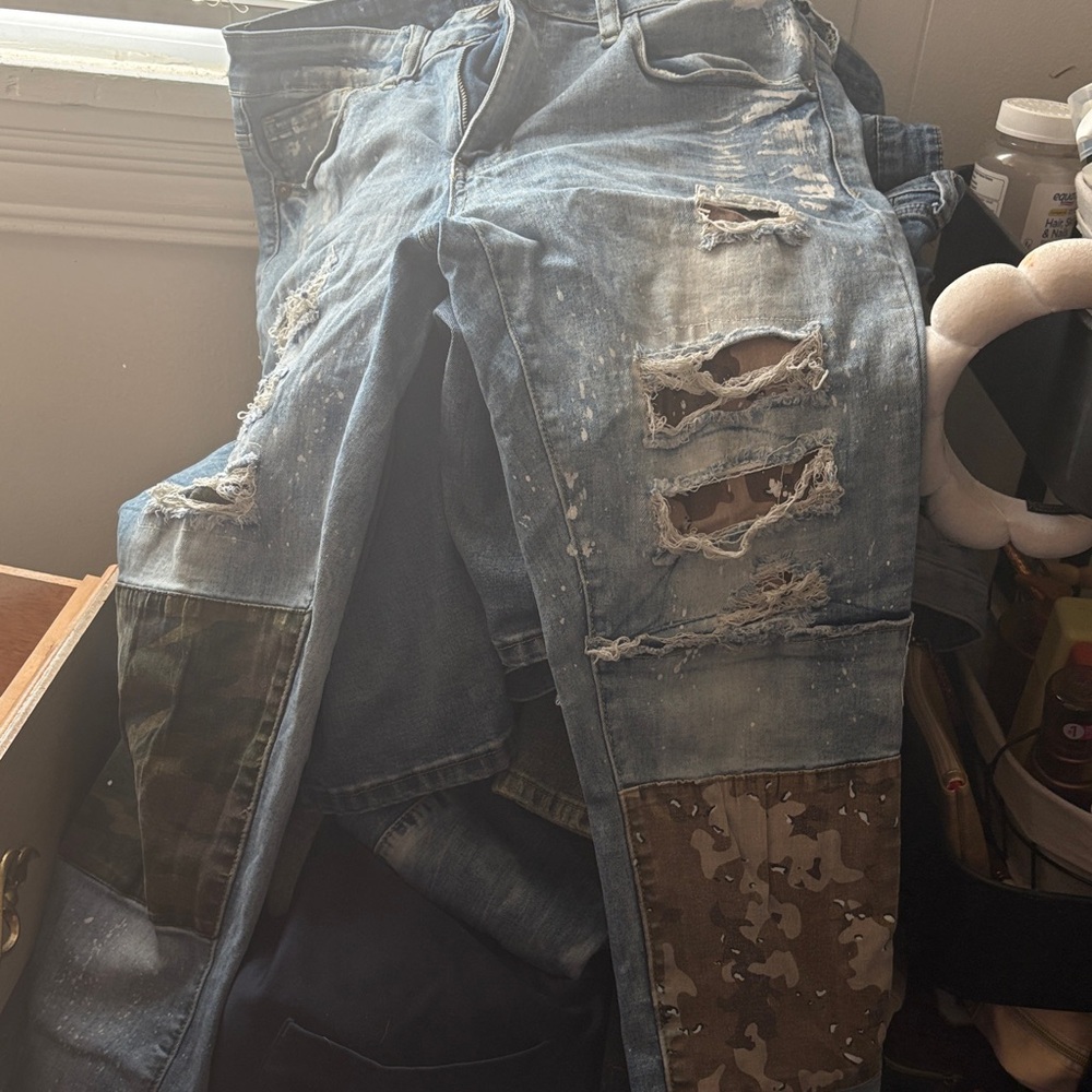 Rue21 Men's Relaxed Blue Jeans with Camo Details